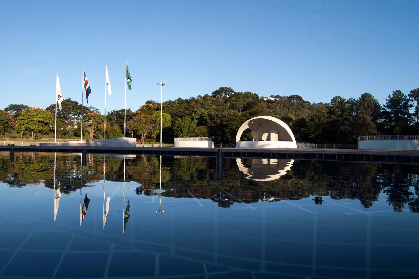 Espelho d'água e concha acústica no campus da UFJF